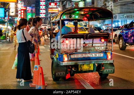 Les touristes marchandant avec un Tuk Tuk driver dans Yaowarat Road, dans le quartier chinois de Bangkok, Bangkok, Thaïlande Banque D'Images