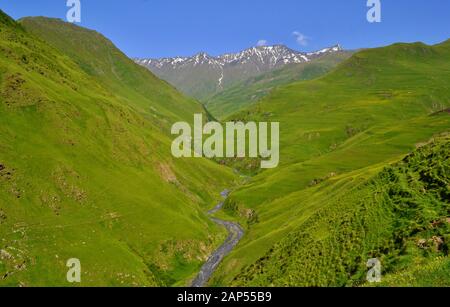 Partez en randonnée d'Omalo à Shatili à travers le col d'Atsunta, Géorgie. Beau paysage, hautes montagnes. Banque D'Images