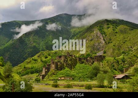 Shatili, beau village historique haut dans les montagnes, Géorgie. Banque D'Images