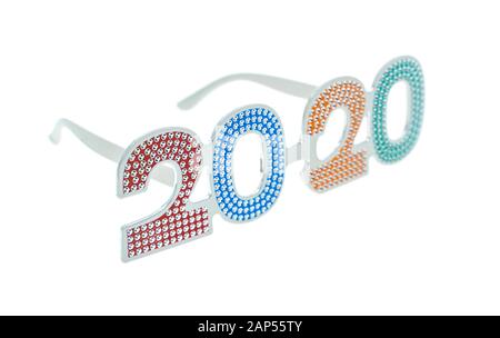 2020 texte avec les lunettes pour le Nouvel An saint Sylvestre sur fond blanc Banque D'Images