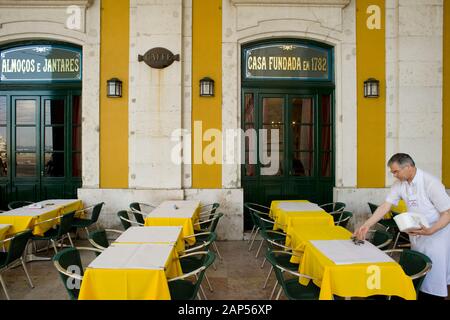 Café-Restaurante Martinho da Arcada situé praça do Comercio sous les arcades. C'est le plus vieux café de la ville encore actif à Lisbonne, au Portugal Banque D'Images