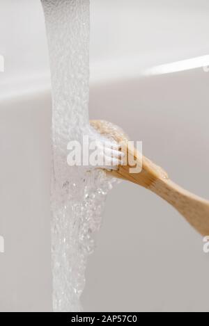 Libre d'un homme de race blanche à l'aide d'une brosse à dents dans la salle de bain en bambou Banque D'Images