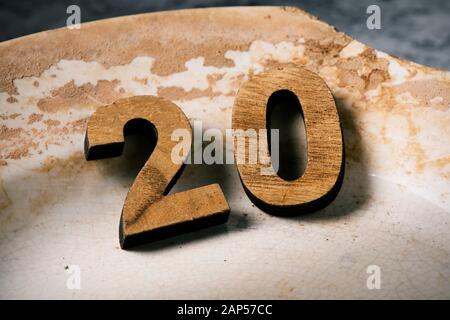 Libre de deux à trois dimensions en bois chiffres formant le numéro 20 sur une surface en céramique blanc craquelé Banque D'Images