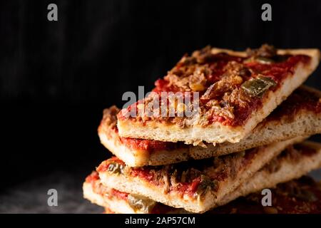 Libre de quelques morceaux de tomata de coc, une télévision salés tartes faites avec du thon et tomates typique de Valence, Espagne Banque D'Images