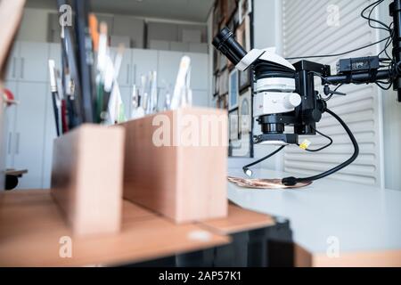 Düsseldorf, Allemagne. 21 Jan, 2020. Un microscope pour l'examen de photographies est disponible dans le laboratoire. La Düsseldorf City Centre de restauration travaille au nom de musées, d'archives et de l'exposition maisons et a été fondée en 1976 comme un institut culturel municipal. Credit : Fabian Strauch/dpa/Alamy Live News Banque D'Images