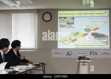 Fukushima, le Japon. 21 Jan, 2020. Yasunori Oshima (R) Sous-directeur et directeur adjoint de la Division des affaires internationales du gouvernement préfectoral de Fukushima parle au cours d'un point de presse sur la situation actuelle de la préfecture de Fukushima à Fukushima International Association. La presse est organisée par le Centre de la presse étrangère au Japon en collaboration avec les autorités de la préfecture de Fukushima pour mettre en valeur les efforts de récupération à partir de l'accident nucléaire provoqué par le Grand Est 2011 Séisme et tsunami au Japon, l'avenir de Tokyo 2020 Jeux Olympiques et Paralympiques. (Crédit Image : © Banque D'Images