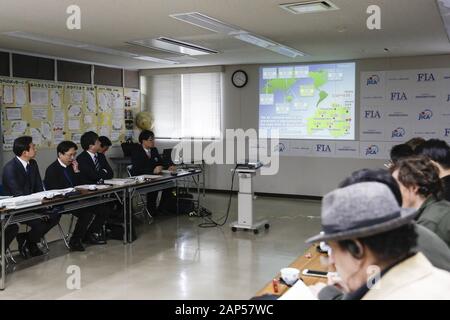 Fukushima, le Japon. 21 Jan, 2020. Yasunori Oshima (C) sous-directeur et directeur adjoint de la Division des affaires internationales du gouvernement préfectoral de Fukushima aux côtés d'autres directeurs de la préfecture de Fukushima, assister à une conférence de presse sur la situation actuelle de la préfecture de Fukushima à Fukushima International Association. La presse est organisée par le Centre de la presse étrangère au Japon en collaboration avec les autorités de la préfecture de Fukushima pour mettre en valeur les efforts de récupération à partir de l'accident nucléaire provoqué par le Grand Est 2011 Séisme et tsunami au Japon, de l'avant Banque D'Images