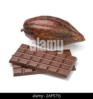 Fruits de cacao entiers crus et barres de chocolat isolés sur fond blanc Banque D'Images