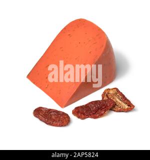 Morceau de pesto rouge gouda fromage avec des tomates séchées isolées sur fond blanc Banque D'Images