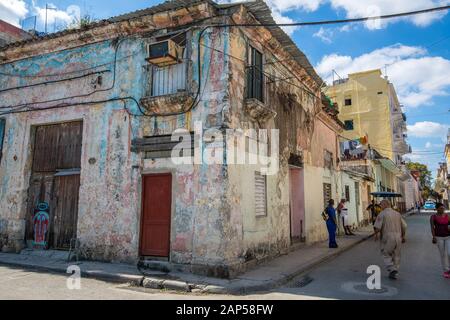 Les gens marcher dans une rue de La Havane, Cuba Banque D'Images