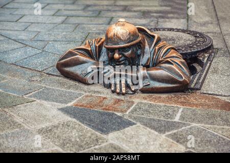 Cumil statue en bronze statue la plus célèbre de Bratislava Slovaquie Banque D'Images