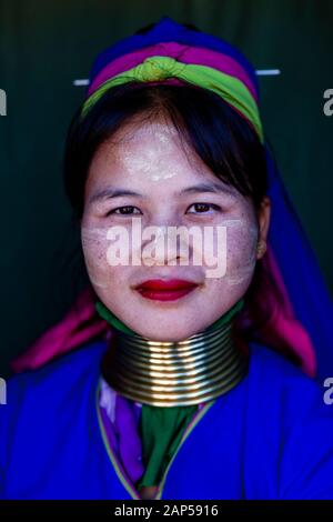 Un Portrait d'une jeune Kayan ethniques (long cou) Femme, Loikaw, l'État de Kayah, Myanmar. Banque D'Images