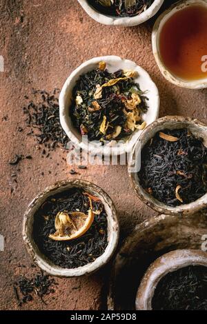 Variété de plats chauds et secs plateau vert et noir dans le style traditionnel et wabi sabi fireclay tasses et bols d'artisanat en céramique, servi sur de l'argile comme backgroun Banque D'Images