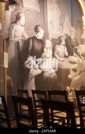 Représentation de St.Thérèse de Lisieux avec sa famille pieuse dans la Basilique notre-Dame, Alençon, Normandie, France Banque D'Images