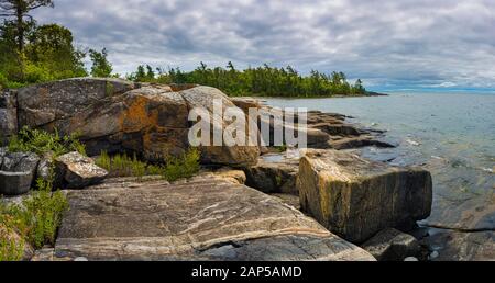Roches gneiss à bandes multiples sur le rivage d'une île dans l'archipel de 30 000 îles de la baie Georgienne, en Ontario, au Canada. Banque D'Images