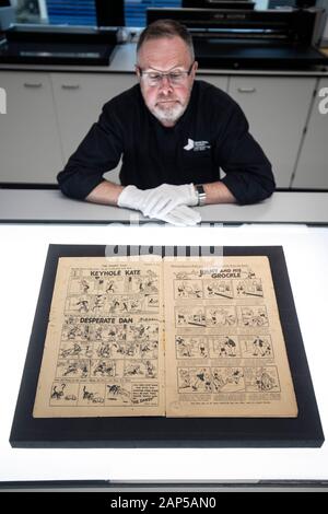 Restaurateur expositions Gordon Yeoman se penche sur une très rare première édition de la bande dessinée de Dandy, 4 décembre 1937, à la Bibliothèque nationale d'Écosse, Édimbourg. Banque D'Images