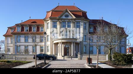 21 janvier 2020, la Saxe-Anhalt, Naumburg : la vue extérieure du tribunal régional supérieur de Naumburg, qui est en train de négocier la suppression de l'aide anti-Juifs, 'Judensau', à l'église de la ville de Wittenberg. Le demandeur Michael Dietrich Düllmann (pas dans la photo) a pris des mesures juridiques contre la congrégation protestante parce qu'il se sent offensé par la cité médiévale Schmäh plastique. Il exige que le bien-connu de l'allégement de grès retiré de la façade de l'église. Selon les informations fournies, le demandeur est membre d'une communauté juive. Photo : Peter Endig/dpa-Zentralbild/dpa Banque D'Images