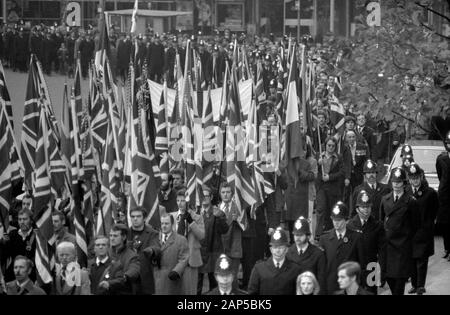 Parti politique de l'extrême droite du Front National 1976 Royaume-Uni mars le jour du Souvenir à travers le centre de Londres au mémorial de guerre du cénotaphe sur Whitehall 1970 Royaume-Uni HOMER SYKES Banque D'Images