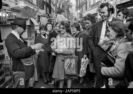 Strutton Ground Street Market, Victoria Londres, Années 1970. Négociant de marché vendant ses produits, tirant dans une foule de clients de l'heure du déjeuner 1976 Royaume-Uni HOMER SYKES Banque D'Images