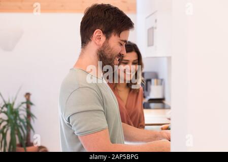 La cuisine moderne et jeune couple ensemble à la maison Banque D'Images