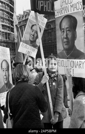 Mao Zedong Mao Tse-tung affiches les étudiants maoïstes se rassemblent pour soutenir le président Mao, «soutenir la ligne révolutionnaire du président Mao». Londres 1976 manifestation du Parti communiste de Grande-Bretagne. 1970 Royaume-Uni HOMER SYKES Banque D'Images