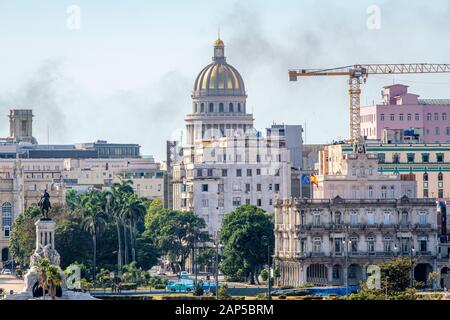 La ville de La Havane derrière le monument Maximo Gomez , La Havane, Cuba Banque D'Images