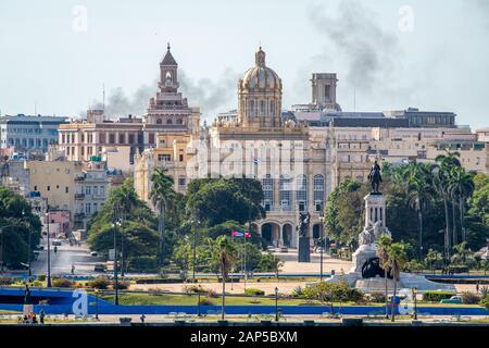 La ville de La Havane derrière le monument Maximo Gomez , La Havane, Cuba Banque D'Images