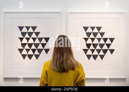 Londres, Royaume-Uni. 21 janvier 2020. Vue d'un membre du personnel travaille dans la série "Bagatelle 3', 2015, par Bridget Riley. Aperçu de London Art Fair au Business Design Centre à Islington. Plus de 100 galeries offrent des œuvres, y compris la qualité de musée d'art moderne et contemporain des artistes de renommée internationale et les artistes émergents, aux collectionneurs dans un spectacle qui tourne 22-26 janvier 2020. Crédit : Stephen Chung / Alamy Live News Banque D'Images