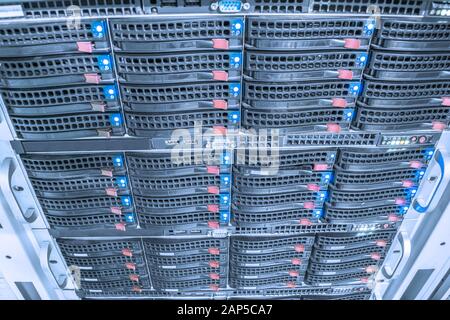 La baie matérielle de l'ordinateur est installée dans le rack du datacenter. L'accès au serveur Web se trouve sur la plate-forme technique centrale. Technologie de stockage Cloud. Banque D'Images