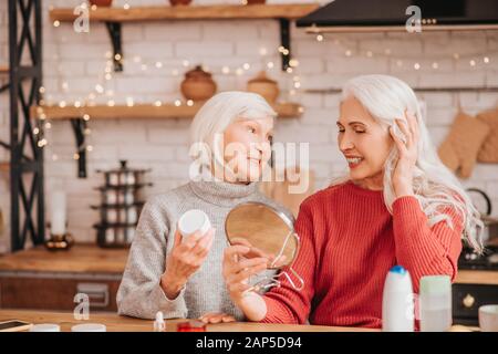 Deux belles femmes âgées ayant une bonne fois Banque D'Images