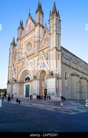 Façade de la Basilique Cathédrale de Santa Maria Assunta est le principal lieu de culte catholique à Orvieto, et un chef d'oeuvre de l'architecture gothique en Banque D'Images