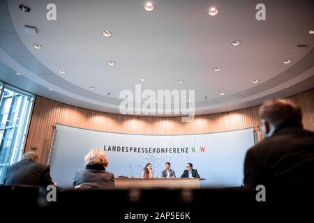 Düsseldorf, Allemagne. 21 Jan, 2020. Yvonne Reißig, porte-parole de la presse, Sebastian Hartmann et Peter Poensgen siéger à la conférence de presse et de parler aux journalistes. L'état conférence de presse avec le président de la NRW-SPD sur les questions aura lieu dans le parlement de l'Etat à Düsseldorf. Credit : Fabian Strauch/dpa/Alamy Live News Banque D'Images