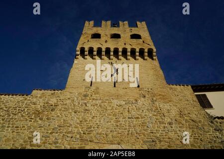 Les puissantes fortifications entourant Montefalco, Porta Sant 'Agostino gate, Ombrie, Italie, Europe Banque D'Images