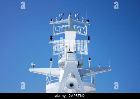 Détails du ferry blanc sur le système de communication et de navigation isolé sur le ciel bleu Banque D'Images