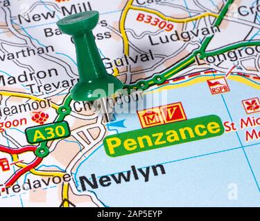 Close-up d'une épingle qui marque l'emplacement de la ville balnéaire de Penzance en Cornouailles, sur une carte du Royaume-Uni. Banque D'Images