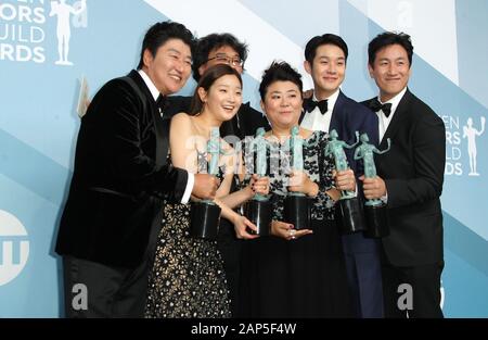 19 janvier 2020 - Los Angeles, Californie - Kang-Ho Song, Parc soi-barrage, Bong Joon-ho, Lee Jung Eun, Lee Sun Gyun et Choi Woo-shik, Parasite exprimés. 26e assemblée annuelle des Screen Actors Guild Awards tenue au Shrine Auditorium. (Crédit Image : © AdMedia via Zuma sur le fil) Banque D'Images