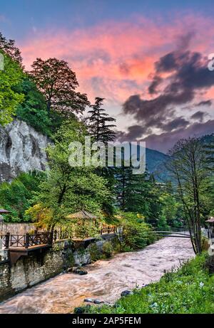 Coucher du soleil au-dessus de la rivière Borjomula à Borjomi (Géorgie) Banque D'Images