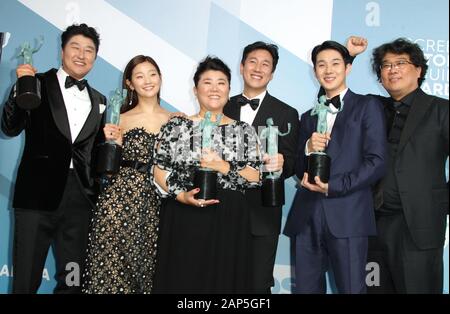 19 janvier 2020 - Los Angeles, Californie - Kang-Ho Song, Parc soi-barrage, Bong Joon-ho, Lee Jung Eun, Lee Sun Gyun et Choi Woo-shik, Parasite exprimés. 26e assemblée annuelle des Screen Actors Guild Awards tenue au Shrine Auditorium. (Crédit Image : © AdMedia via Zuma sur le fil) Banque D'Images