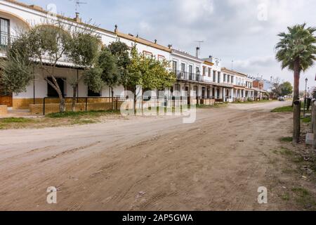 El Rocio Espagne. Rues sablonneuses et maisons de fraternité dans un village de style occidental. El Rocio, Province De Huelva, Andalousie, Espagne, Europe Banque D'Images