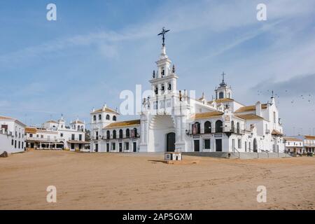 El Rocio Espagne, église, Hermitage de la Vierge d'El Rocio, au parc national de Marismas Doñana, Andalousie, Espagne, Europe Banque D'Images