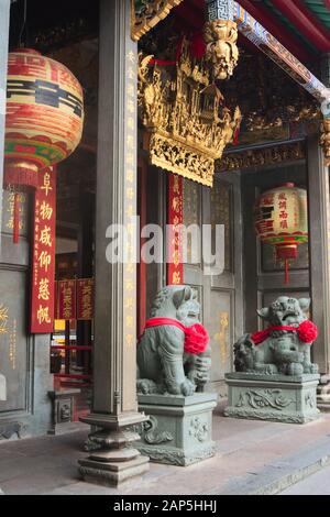 Lions gardiens impériaux chinois, en pierre, gardant la porte d'entrée dans un temple bouddhiste de Saigon, Vietnam (Ho Chi Minh-Ville) Banque D'Images