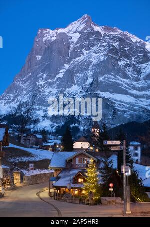 La montagne Wetterhorn en arrière-plan avec le village de Grindelwald en premier plan. Photographié au crépuscule pendant l'heure de bleu. Banque D'Images