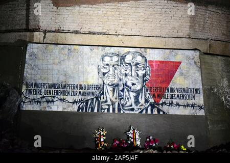 03 janvier 2020, la Saxe-Anhalt, Uftrungen : Couronnes se trouvent dans la 'petite' Heimkehle de cathédrale, l'une des plus grandes grottes karstiques allemand. Un mémorial commémore ici 1 500 prisonniers du camp de concentration Mittelbau Dora qui a dû mettre en place une usine d'armement dans la grotte en 1944. L'Heimkehle, signalée pour la première fois en 1357, s'étend sur une longueur de 2 000 mètres comme une grotte de gypse sous la frontière entre la Saxe-Anhalt et la Thuringe et abrite près de mille différentes chauves-souris. Cette année, le développement touristique, il y a 100 ans est célébré. Photo : Waltraud Grubitzsch/dpa-Zentralbild/ Banque D'Images