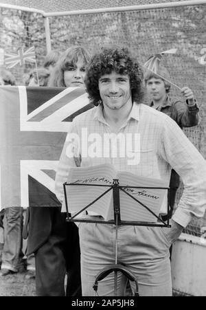 Kevin Keegan, britischer Fußballspieler, singt seine seul 'Angleterre' ein, Deutschland 1980. Joueur de football britannique Kevin Keegan, chantant ses 45 'unique' de l'Angleterre, l'Allemagne 1980. Banque D'Images