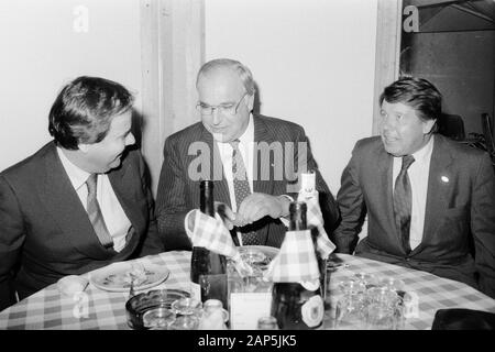 Helmut Kohl, deutscher Bundeskanzler (Mitte), einem bein Essen en Hamburg, Deutschland um 1984. Le chancelier allemand Helmut Kohl (centre), en train de dîner à Hambourg, en Allemagne autour de 1984. Banque D'Images