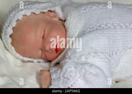 la fille de bébé de renaître posée sur son ventre dormant sélective foyer à l'espace de copie d'annonce Banque D'Images