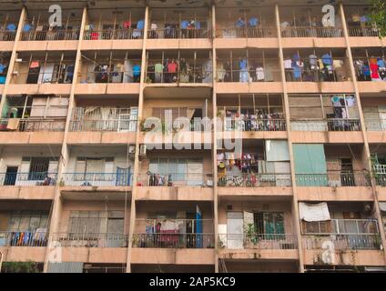 Balcons sur un immeuble d'appartements surpeuplés et en décomposition à Saigon, au Vietnam (Ho Chi Minh Ville) Banque D'Images
