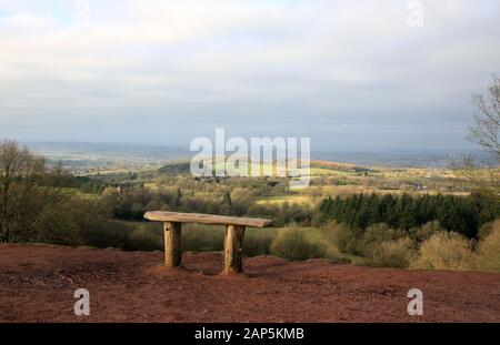 Vue sur la colline de Wychbury depuis Clent Hill, Worcestershire, Angleterre, Royaume-Uni. Banque D'Images