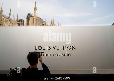 L'installation temporaire de Louis Vuitton, la Piazza del Duomo, Milan, Lombardie, Italie, Europe Banque D'Images