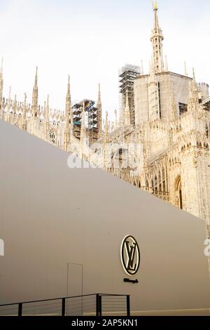 L'installation temporaire de Louis Vuitton, la Piazza del Duomo, Milan, Lombardie, Italie, Europe Banque D'Images